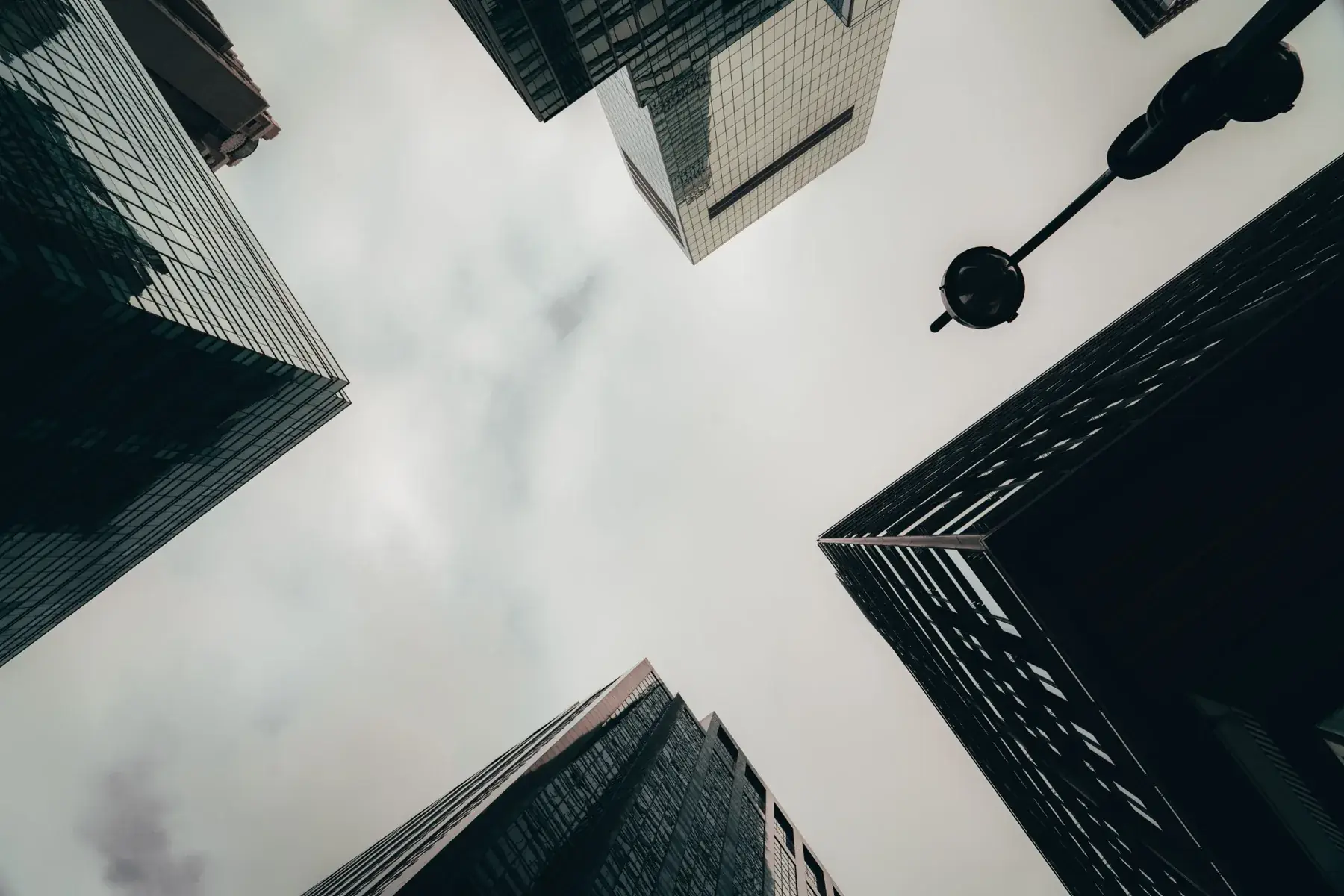 Vista ascendente de edificios corporativos